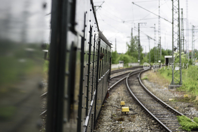 德国一辆历史悠久的火车上，一名乘客向外张望