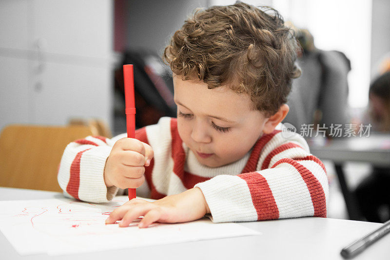 男孩在学校画画