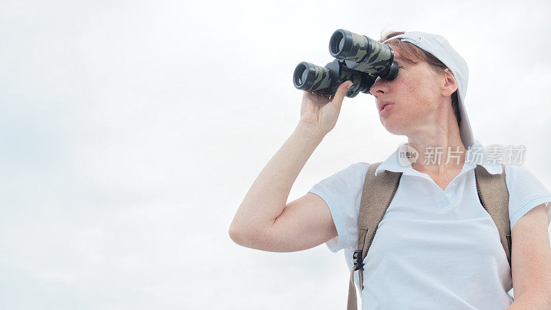 游客正在用双筒望远镜观看