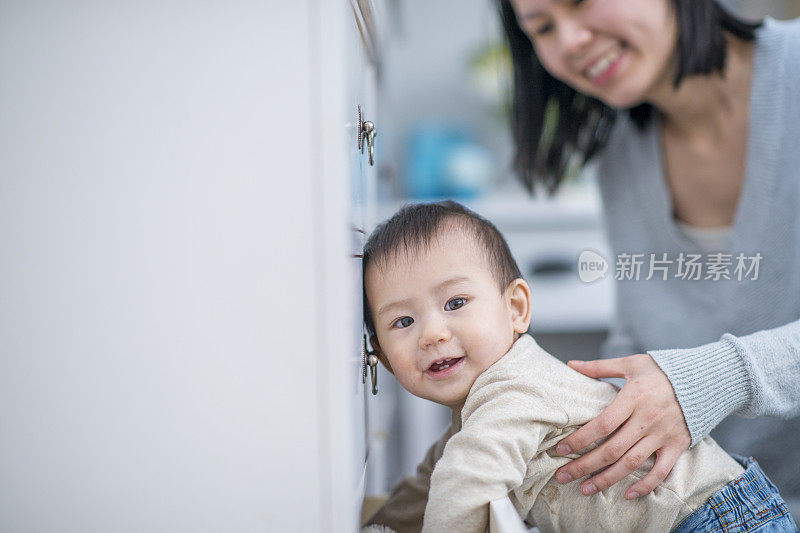 婴儿学会爬和走