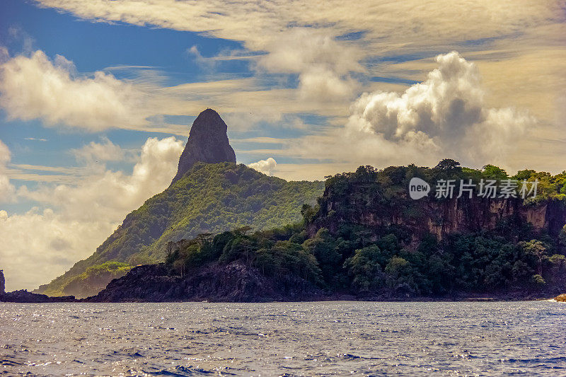 费尔南多・迪诺罗尼亚拥有大海、高山和天空，令人惊叹的风景。