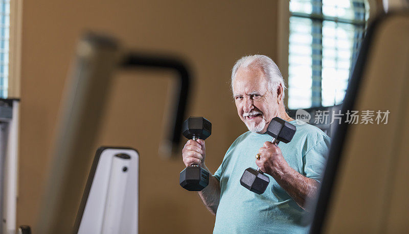 西班牙老男人在锻炼，举重