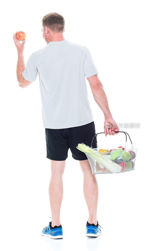 帅哥提着一个购物篮，里面装着各种水果和蔬菜，后视镜