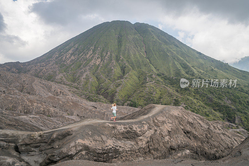 女人在火山景观上跑步