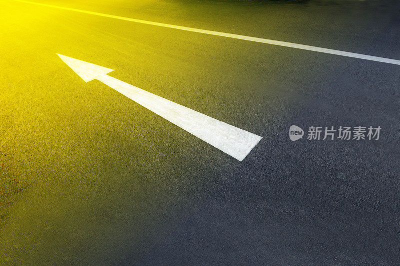 白色箭头在道路上有滤镜色彩效果，箭头后面留出空间用于复制