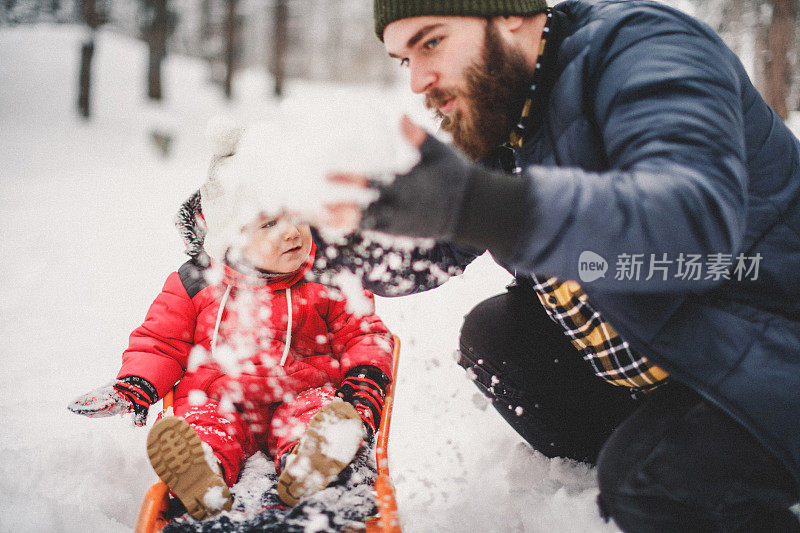 父亲和男婴在雪地里