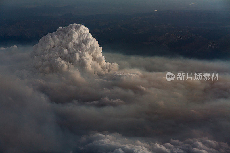 野火上空的火积云