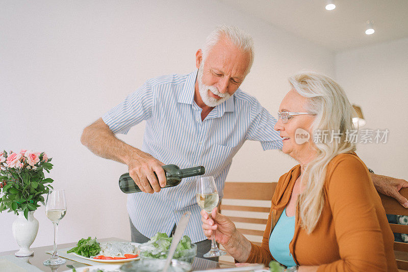 一个女人正在为她可爱的丈夫续酒