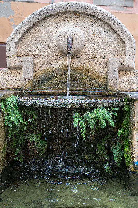 意大利古城奇维塔韦基亚的古董饮水机。
