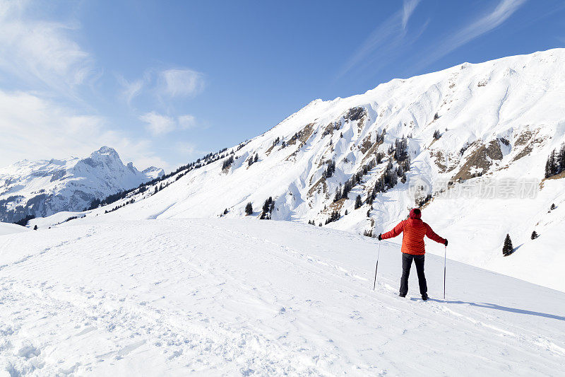 雪山中的女徒步旅行者