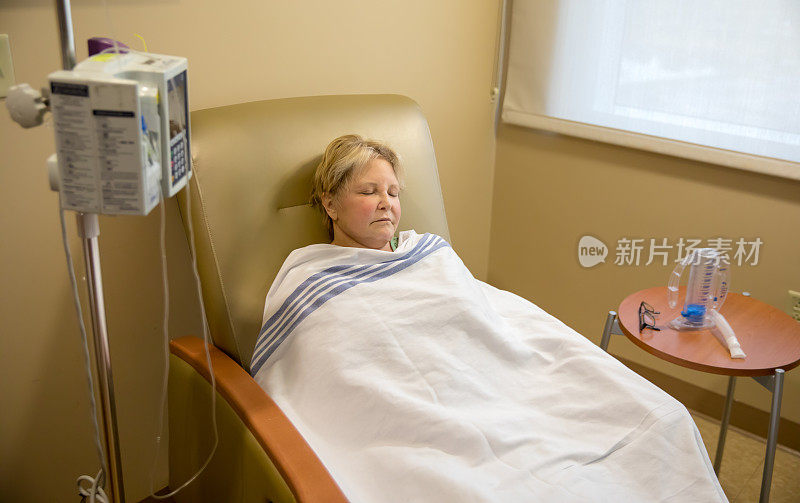 女病人睡在她病房的椅子上