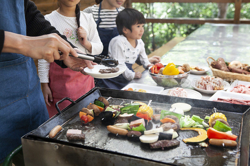 孩子们等着食材烧起来