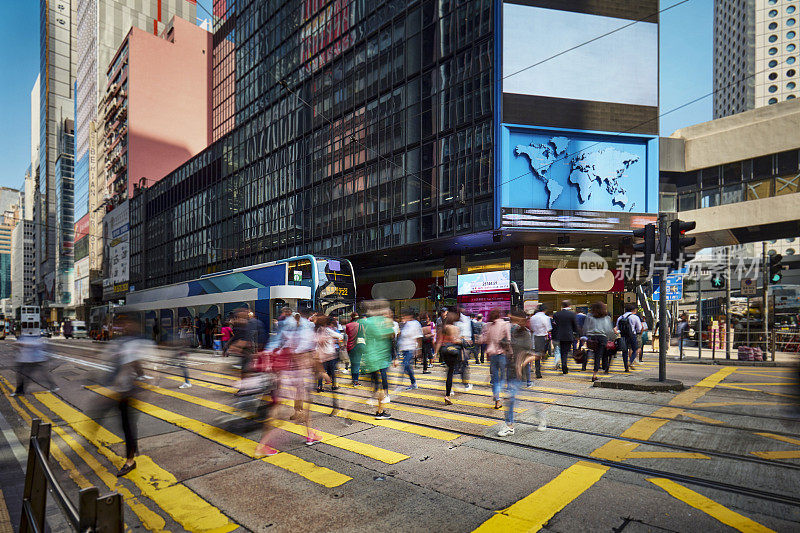 在香港金融区人行横道上的通勤者