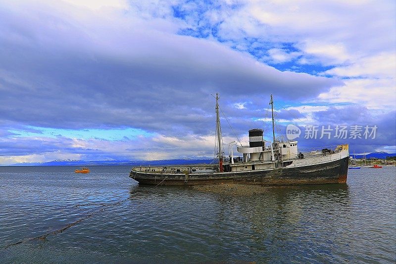海难-在乌斯怀亚比格尔海峡，火地岛被遗弃的搁浅船