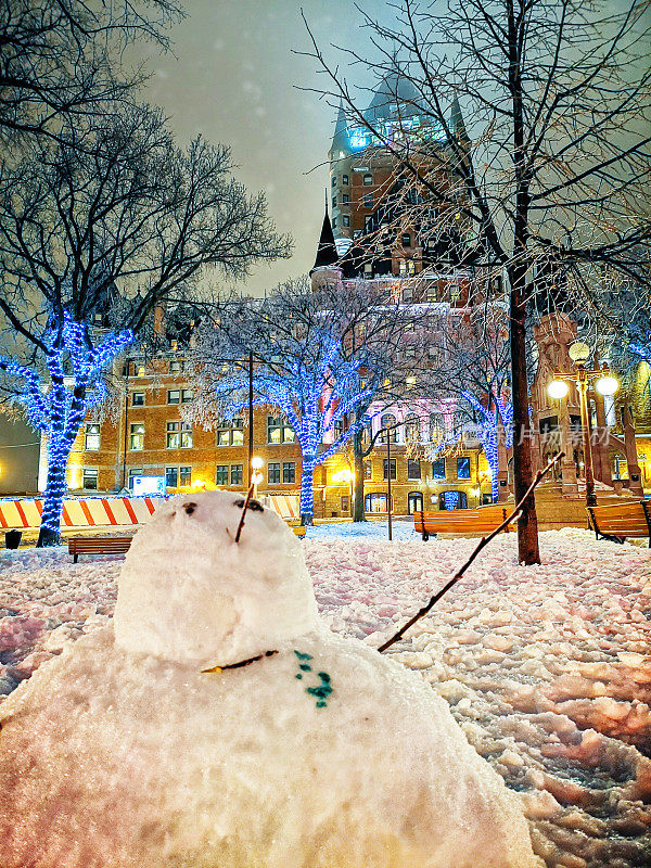 用手机拍摄的魁北克城雪人和城堡的冬季场景