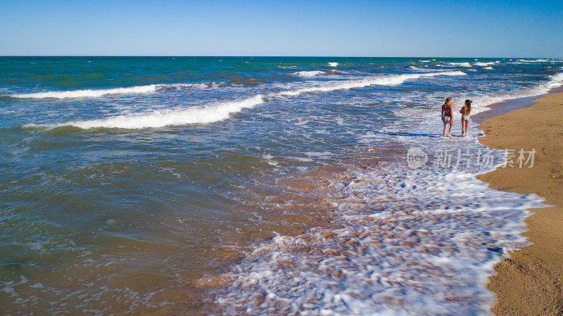 沿着海岸散步