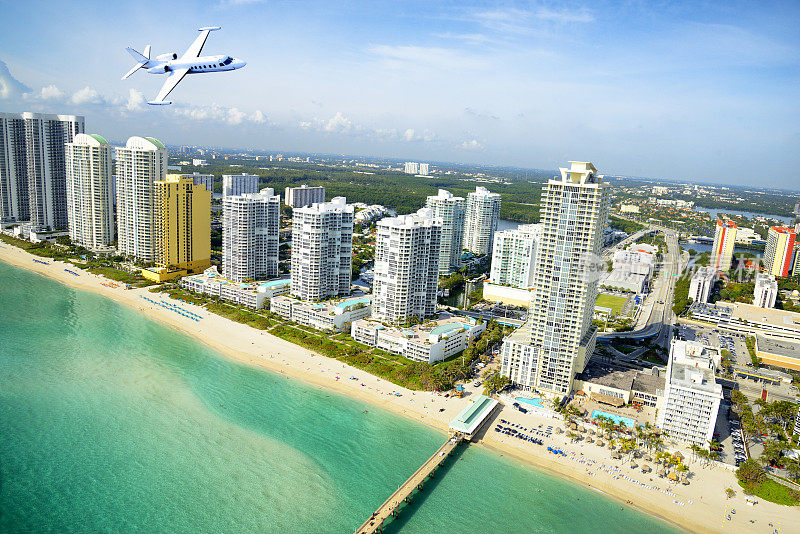 飞机飞过迈阿密海滩，佛罗里达，美国。