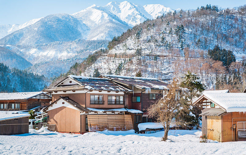 白川村有皑皑白雪，是日本冬季旅游的最佳去处