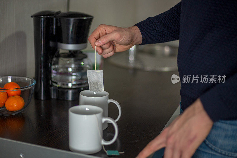 男人用茶泡茶