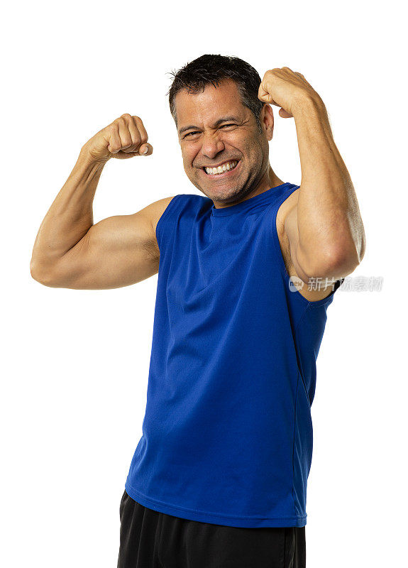 肌肉发达的成年男性微笑和弯曲他的手臂在白色的背景