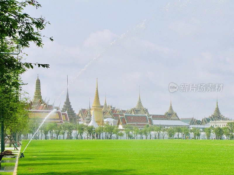 泰国沙南銮的草坪上的水施普林格