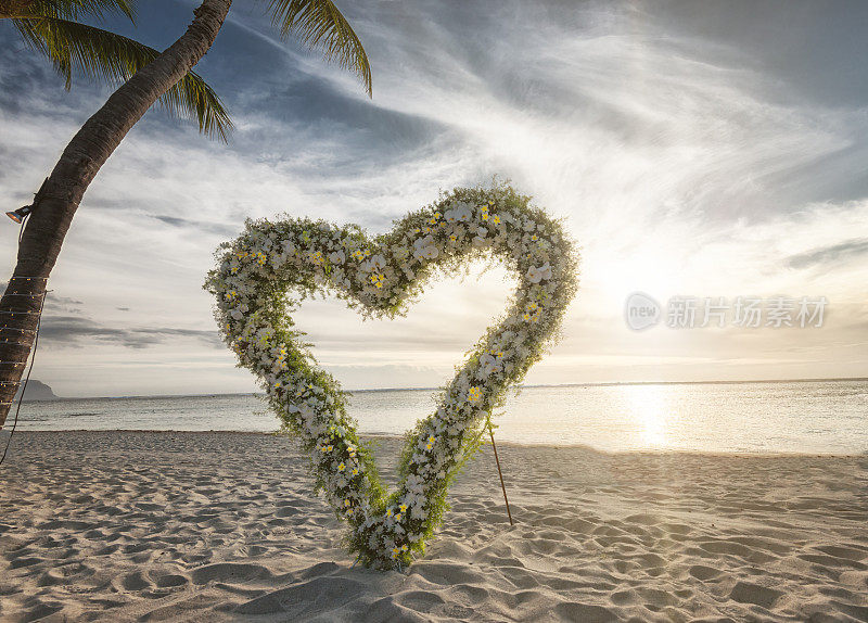 海滩上用鲜花做成的巨大心形
