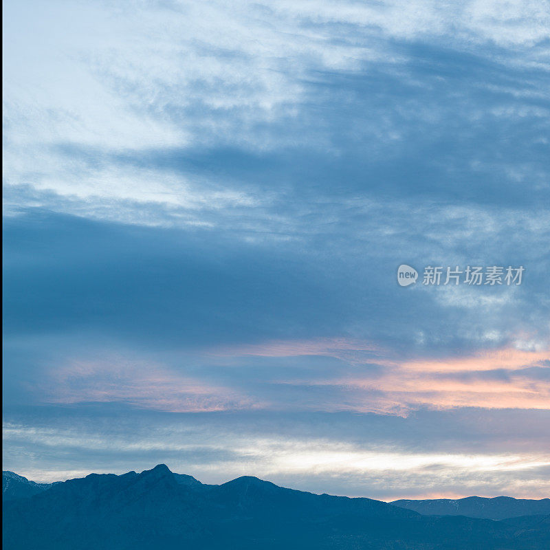 带有阳光的穆迪Cloudscape