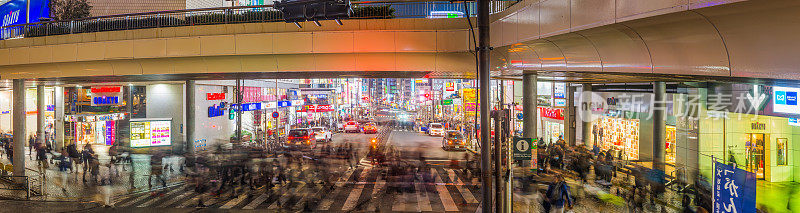 东京，熙熙攘攘的购物者，霓虹闪烁的夜晚，街道，新宿全景的日本