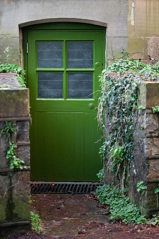 20世纪早期英国住宅的封闭绿色外地窖门
