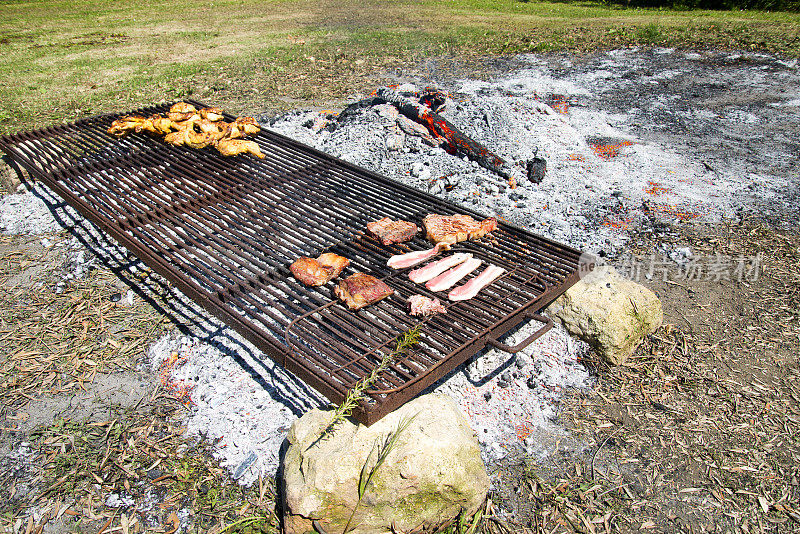 非常适合搭配鸡肉,香肠,猪肋排,牛排的烧烤