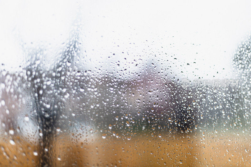 雨滴落在窗户上