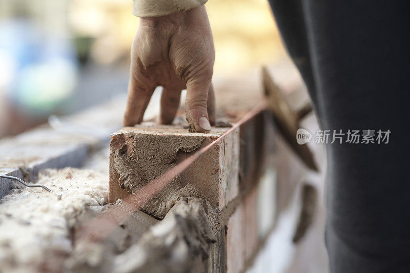 砖匠用再生砖建造新的扩建部分