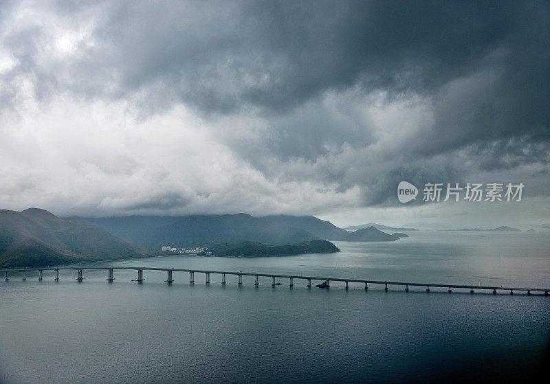 大海和山脉下的戏剧性的天空