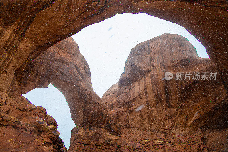 拱门国家公园在犹他州雨雪