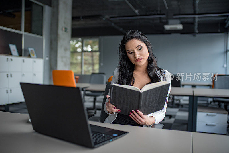 女办公室职员阅读和做笔记