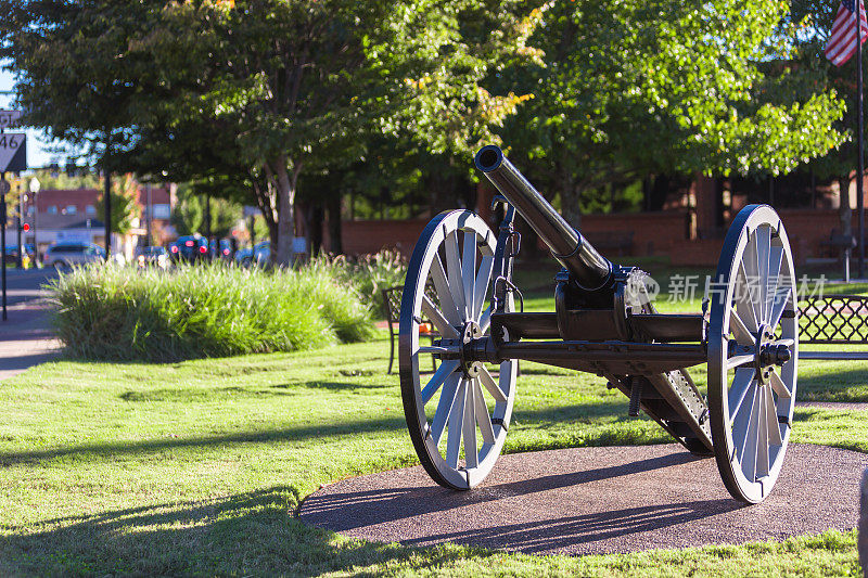 田纳西州富兰克林纪念广场上的内战大炮和纪念碑