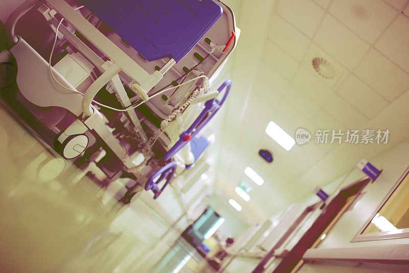 先进的轮椅床在医院门厅与不寻常的视角。