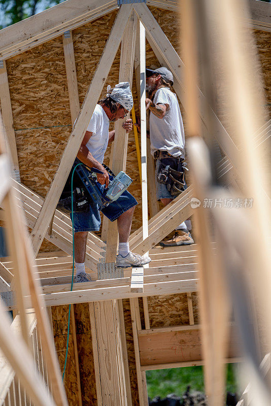 建筑工人木匠框架和建造一个家