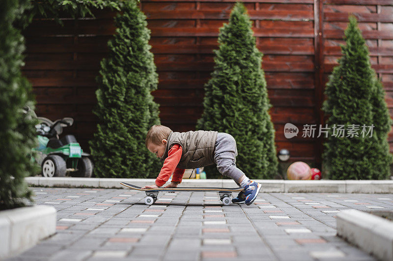 滑板上的小男孩