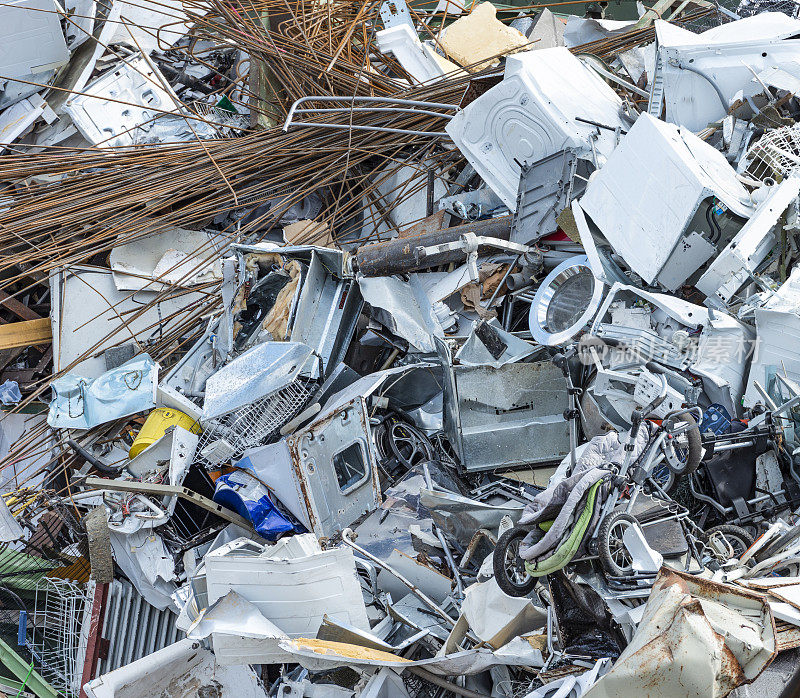 回收利用:收集的家居废料堆、金属橱柜、洗衣机