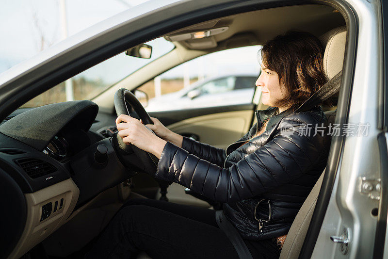 年轻女人开车