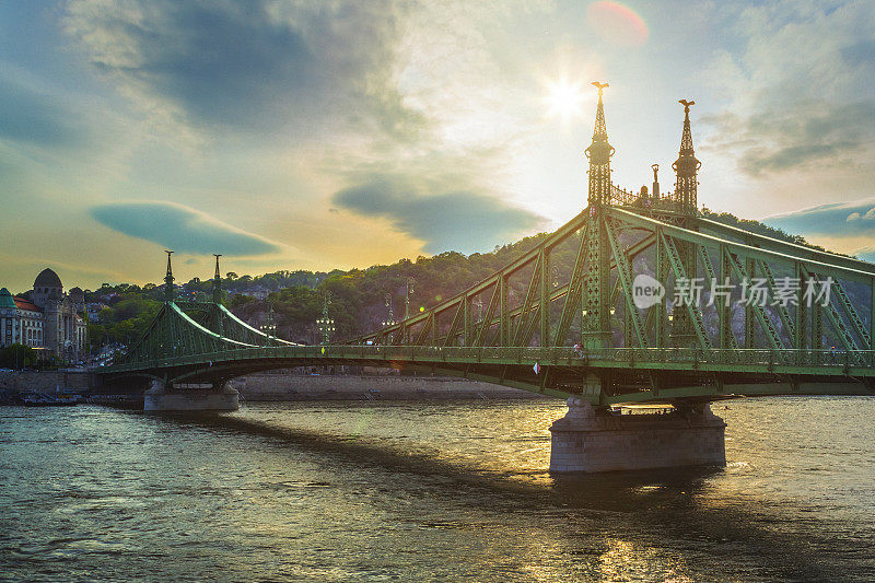 匈牙利布达佩斯的自由桥——背景是盖勒特山和自由女神像