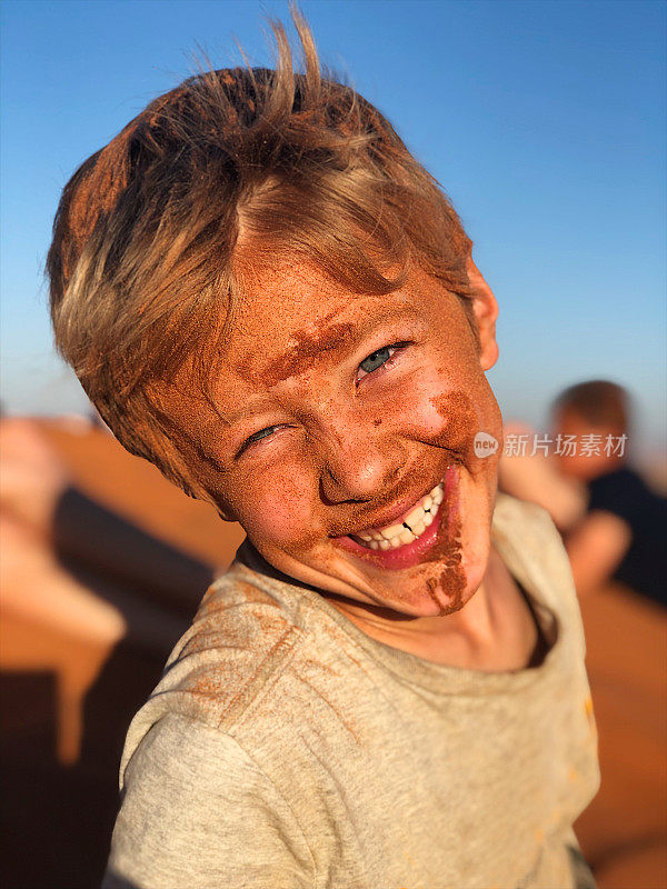 红沙丘脏脸有趣的微笑