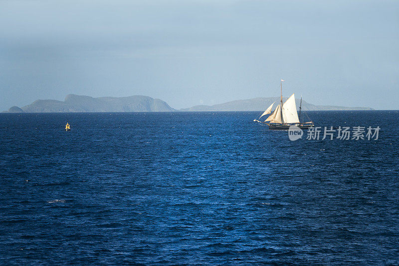 苏格兰斯凯岛和路易斯岛之间海上的帆船