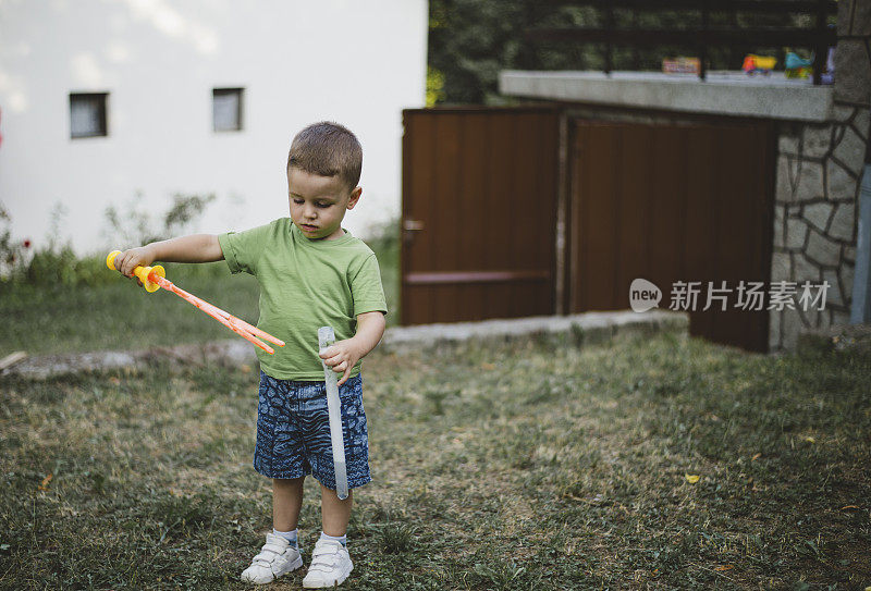 小男孩在做肥皂泡