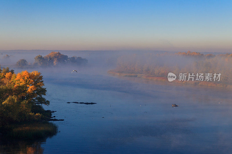 秋天的早晨，雾气弥漫的第聂伯河