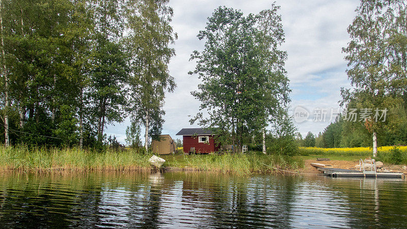 典型的斯堪的纳维亚红色木屋，位于芬兰Saimaa湖畔