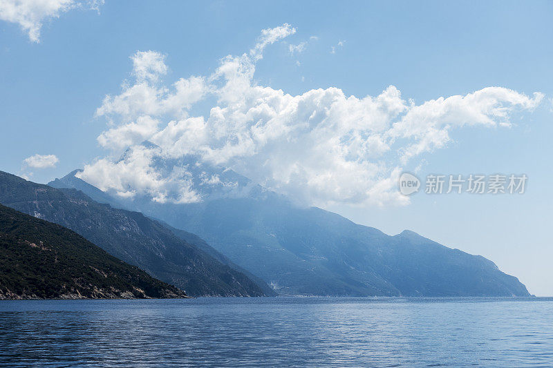 来自大海的阿陀斯山