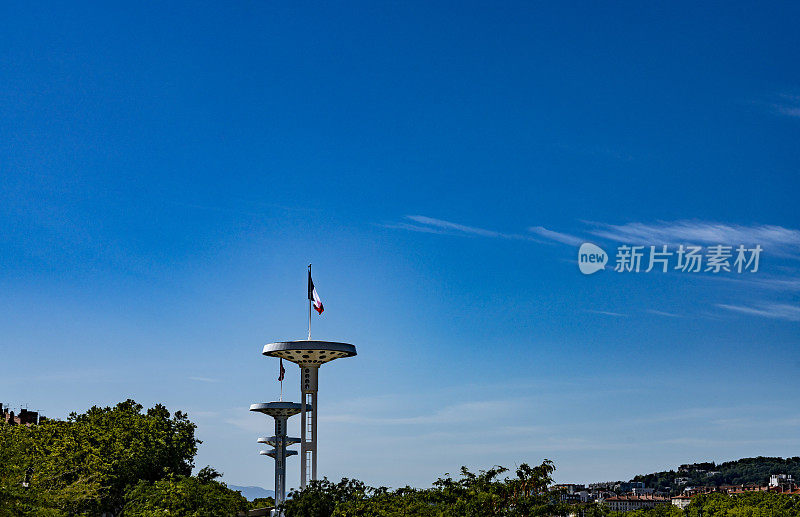 里昂罗纳河畔露天游泳池旁的塔楼