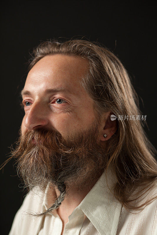 一个留着胡子的45岁男子的工作室肖像
